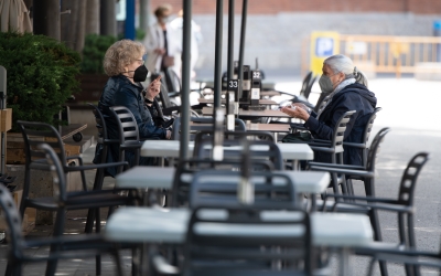 Gent gran a una terrassa | Roger Benet